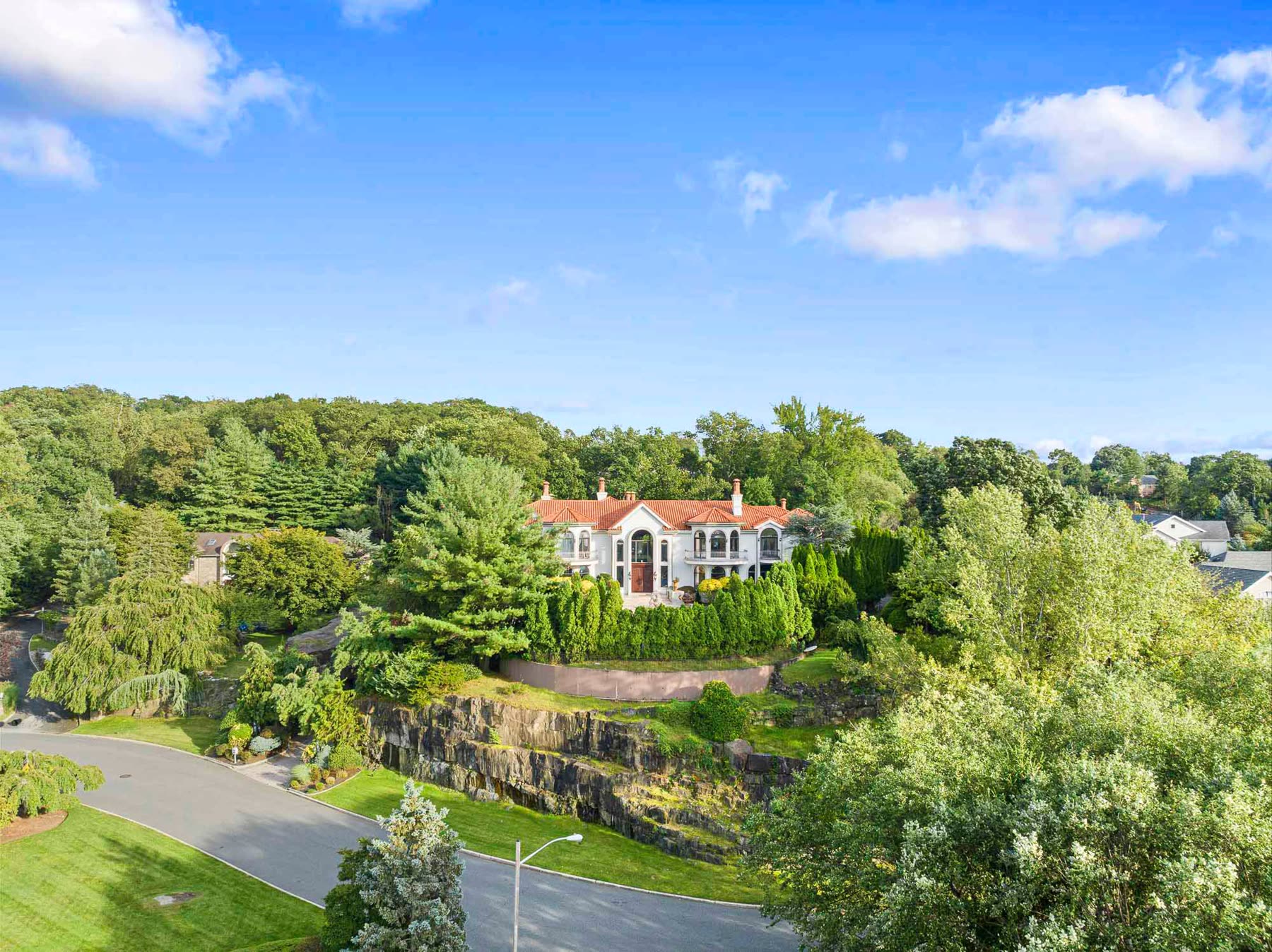 Luxury furnished 7 bedroom estate apartment in Cresskill Estate, Cresskill, Bergen County, NJ for corporate rentals - View 1 of 7